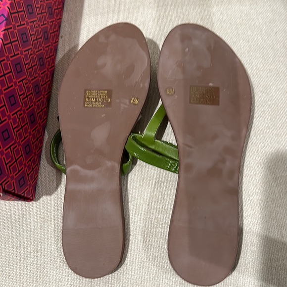 *Brand New* with box and storage bag Tory Burch leaf green Leighanne flat thong - Picture 4 of 6